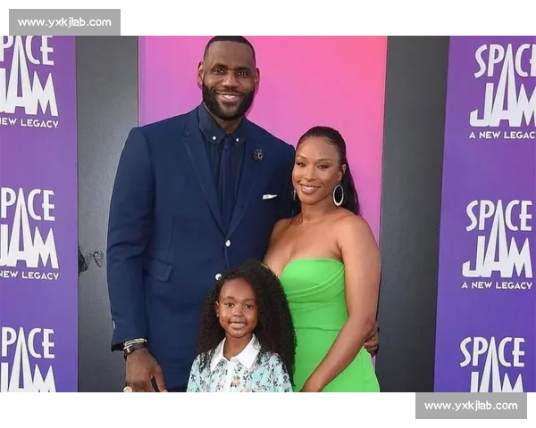 萨瓦娜劝老詹退役：家庭与篮球的终极博弈